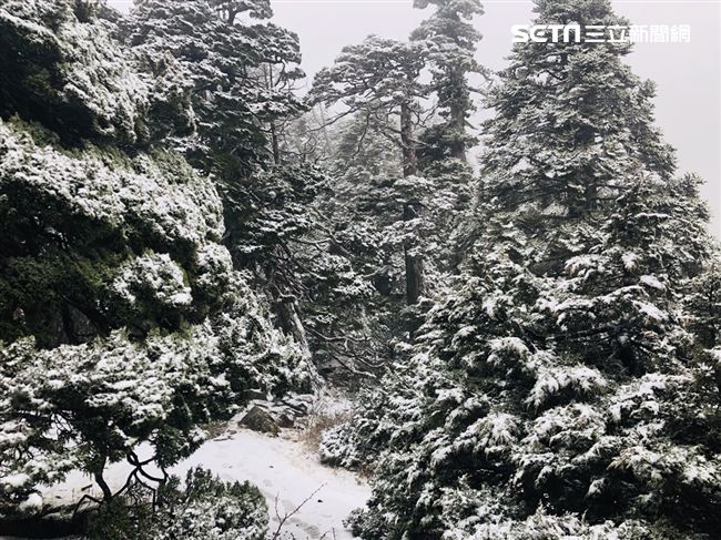 雪山今年第一場初雪。