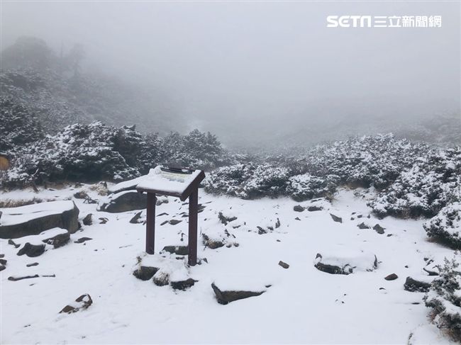 雪山今年第一場初雪。