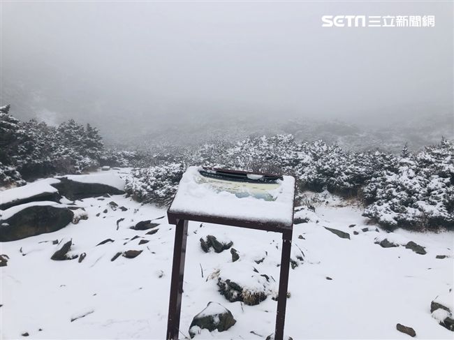 雪山今年第一場初雪。