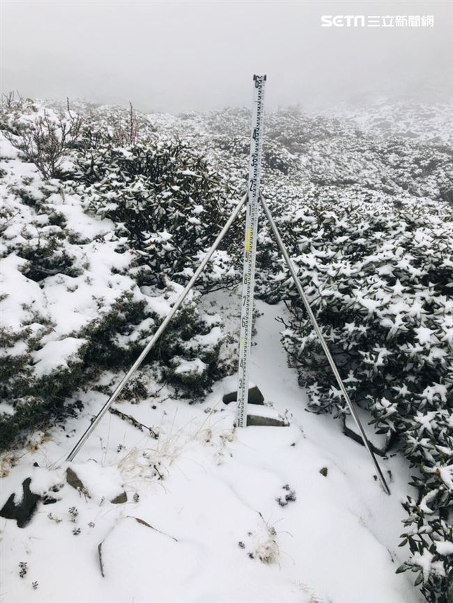 雪山今年第一場初雪。