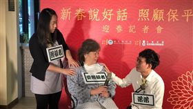 家庭照顧悲劇頻傳　沒替手且閒言閒語引崩潰許多家庭照顧者長期累積壓力、沒有替手幫忙，還可能因其他家人「閒言閒語」情緒崩潰。家庭照顧者關懷總會呼籲，應更關懷沒有照顧替手、身心俱疲的家庭照顧者。（中華民國家庭照顧者關懷總會提供）中央社記者陳偉婷傳真 108年1月20日