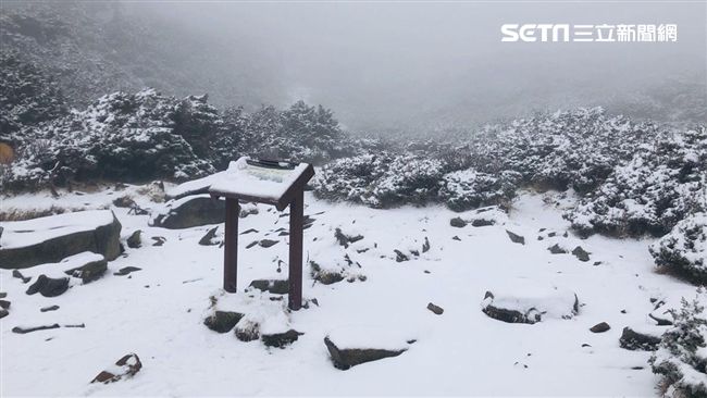 雪山降下今年第一場初雪。