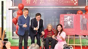 鍾肇政95歲生日　總統賀卡與文學出版計畫同慶桃園市政府客家事務局20日為台灣文學之母鍾肇政（右2）舉辦95歲生日壽宴，桃園市長鄭文燦（左2）代替總統蔡英文帶來賀卡，並與客委會主委李永得（左1）一起送上文學全集出版計畫作為賀禮。中央社記者吳睿騏桃園攝　108年1月20日