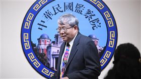 管中閔任公職期間兼職遭彈劾　陳師孟說明監察院15日下午召開記者會，說明台大校長管中閔擔任公職期間違法兼職遭彈劾案，監委陳師孟（中）出席說明。中央社記者王飛華攝　108年1月15日