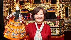 傳統藝師江賜美（1）傳統布袋戲演出因體力與嗓音的限制，加上不成文的演出禁忌，造就布袋戲的前場主演多是男性天下的局面。16歲那年，江賜美（圖）陪著父親與鄰里叔伯在外演出布袋戲，原本只是站在一旁看戲的她，因臨時缺人手而被抓上台當助手，從此與布袋戲結下不解之緣。中央社記者張皓安攝　108年1月20日