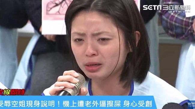 遭老外逼擦屎！空姐「他貌似很舒服」