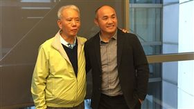 ▲魏應充與張泰山就味全龍重返職棒交換意見。（圖／頂新和德文教基金會提供）