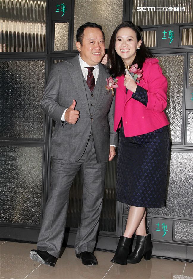 港星曾志偉、女兒曾寶儀父女，出席粵菜餐廳開幕活動，還原日本車禍斷肋骨，驚險過程「天旋地轉天昏地暗」。（記者邱榮吉/攝影）