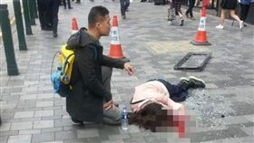 香港,酒店窗戶墜下,女子遭擊中傷重不治（圖／翻攝自微博）