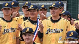 ▲中信兄弟陳江和黃泰龍。（圖／記者王怡翔攝影）