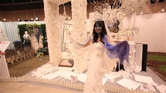 「地獄新娘」逛花舞館　賞婚禮佈置