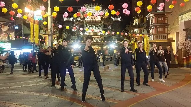 春節預防犯罪宣導　松山警秀平安舞