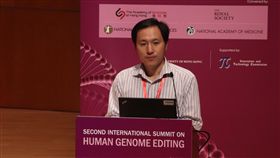 基因編輯嬰兒引巨大爭議  賀建奎現身峰會因基因編輯嬰兒事件引起巨大爭議的中國南方科技大學副教授賀建奎，28日現身在香港舉行的第2屆人類基因組編輯國際峰會。中央社記者張謙香港攝　107年11月28日