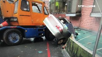 吊車撞飛轎車　它飛進民宅撞出一大洞