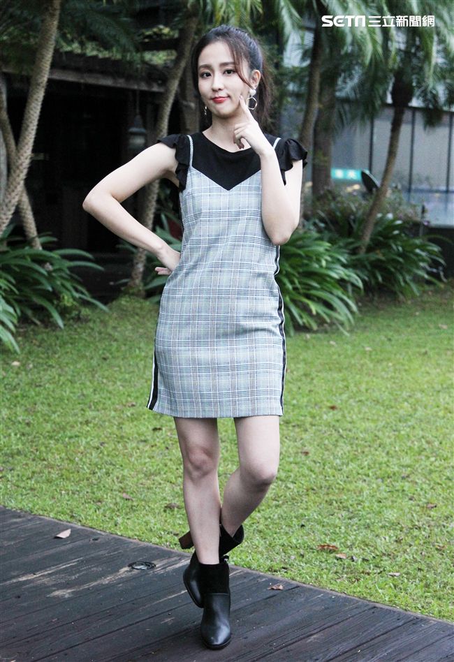 周曉涵接受專訪暢聊感情人生。（記者邱榮吉/攝影）