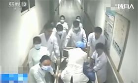 中國大陸,病患心跳停止,醫護人員輪流進行心肺復甦搶救（圖／翻攝自澎湃新聞）