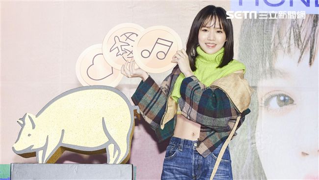 女歌手強忍寒流　泛淚秀川字線腹肌