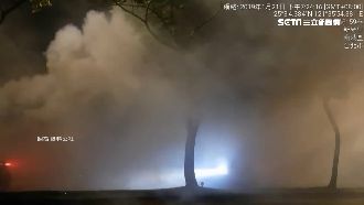 故障吊車狂噴黑煙　整條馬路被消失