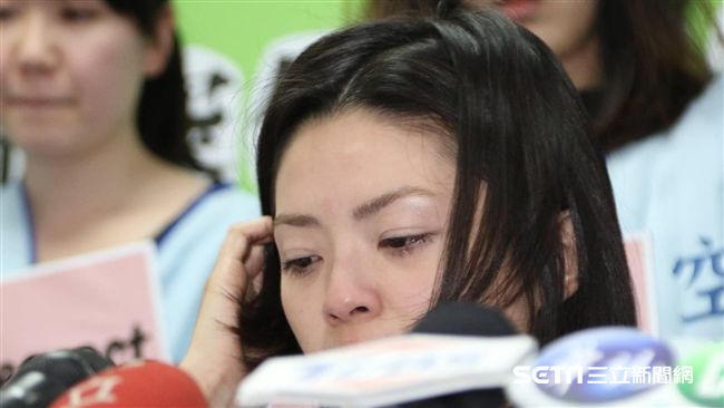 逼空姐幫擦屎　律師曝以客為尊黑幕