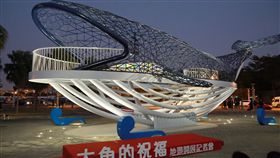 安平港邊新地標　大魚的祝福亮燈開展台南市政府邀請藝術家楊士毅（阿貴）在安平港邊的港濱歷史公園創作地景作品「大魚的祝福」，21日晚間亮燈開展。（台南市政府提供）中央社記者楊思瑞台南傳真　108年1月21日