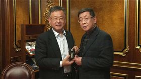 賴峰偉率團訪上海　花火節開幕包機首航澎湖縣長賴峰偉（左）再度率團訪問上海市台辦主任李文輝（右）等單位，上海允諾協助澎湖3月於上海舉辦觀光、農漁特產品推介會和參加「上海旅遊節」花車遊行，包機直航則確定在今年花火節開幕首航。（澎湖縣政府提供）中央社  108年1月21日