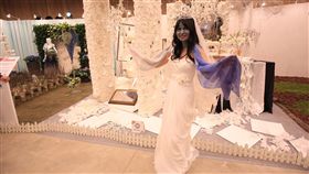 台中花博婚禮會場展　地獄新娘直播介紹台中花博花舞館現正展出婚禮會場布置大賽，21日市府人員打扮成「地獄新娘」，以直播方式介紹婚禮布置會場得獎作品。（台中市政府提供）中央社記者趙麗妍傳真　108年1月21日