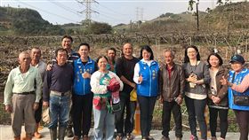 黃金梨進軍梨市場　中市府協助開拓行銷管道高接梨是台中市重要經濟果樹，台中市農業局將協助農友打造品牌、開拓行銷管道；台中市議員冉齡軒（右5）前往東勢石角地區的果園，關心農民嫁接黃金梨梨穗情形。（台中市府農業局提供）中央社記者趙麗妍傳真　108年1月21日