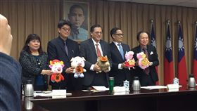 ▲陸委會主委陳明通和副主委們持可愛小豬玩偶與國人拜年。（圖／記者林仕祥攝）