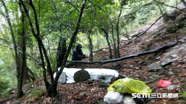 只能單腳踩！比基尼登山客墜谷點曝光