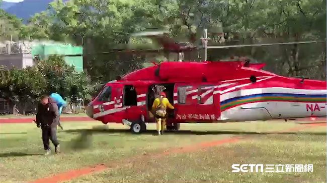 受地形影響…直升機吊掛女登山客失敗