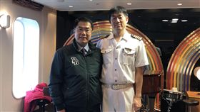 日籍客輪首泊安平港　黃偉哲參訪迎客（2）日籍客輪太平洋維納斯號21日首度泊靠安平港，台南市長黃偉哲（左）登船致贈紀念品給船長松井克哉（右）並合影。（台南市政府提供）中央社記者楊思瑞台南傳真　108年1月21日