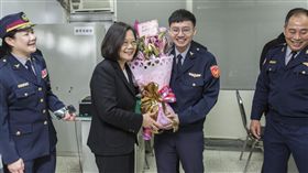 蔡英文總統22日上午前往桃園龍潭慰勉「國道公路警察局第六公路警察大隊及龍潭分隊」視察值勤台，也慰問去年國道受傷員警楊于辰。（圖／總統府提供）