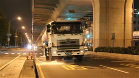 高雄防空污  增加洗街頻率高雄市因應境外霾害影響，21日凌晨起加強洗街頻率，並要求污染大戶降載減排。（環保局提供）中央社記者王淑芬傳真  108年1月21日