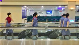 華航保養班機遭破壞  警逮涉案清潔員函送華航一架保養中的客機8月間遭人剪斷接地線路，嚴重影響飛安，航警獲報後循線逮捕一名涉案的57歲簡姓男清潔員，訊後依法函送。圖為桃園機場華航櫃檯及空服員。中央社記者吳睿騏桃園機場攝　107年9月23日