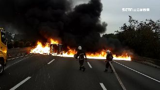 載機油貨車翻覆　火勢延燒國道4線道