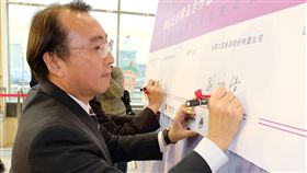 桃捷與阪神電鐵簽署合作意向書桃園大眾捷運公司董事長劉坤億21日代表與阪神電鐵株式會社簽署合作意向書。劉坤億表示，盼未來能向擁有百年歷史的阪神電鐵學習軌道經營。中央社記者吳睿騏桃園攝  108年1月21日