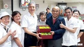 行政院長蘇貞昌22日中午再度光顧政院員工餐廳，並送給餐廳員工一箱他家鄉屏東的特選棗子。（圖／民眾提供）