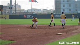 ▲中信兄弟林智勝與彭政閔春訓練一壘守備。（圖／記者蕭保祥攝影）