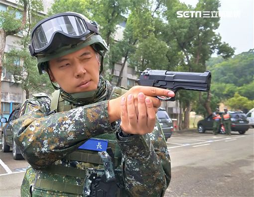 陸軍234旅的官兵已經換用新式國造T75K3手槍。（記者邱榮吉/攝影）