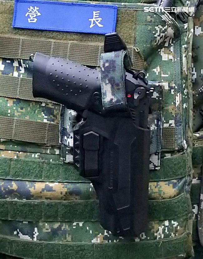 仿效警方採購防搶槍套。（記者邱榮吉/攝影）