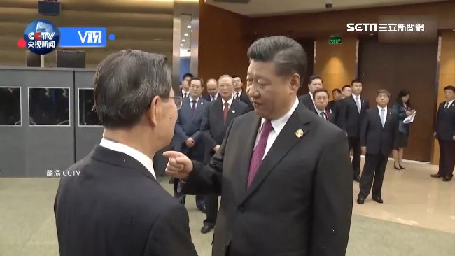 聽習訓話！蕭萬長「罰站」影片被酸爆