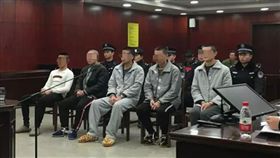 渣男無極限！中國警方在一處社區破獲淫窟，深入調查竟發現，涉嫌組織賣淫的6名男子當中，就有5名男子連自己的女友都不放過，除了逼迫「女友們」每天需接滿20名客人，若未達標就對女友們拳頭相向，而他們則整日遊手好閒、打牌度日，根本就是十足的軟爛男。（圖／翻攝自澎湃新聞）