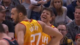 Kyle Korver驚覺自己失誤後也大笑起來（圖／翻攝自YouTube）