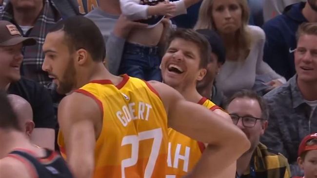 NBA／老將犯低級失誤！自己也笑翻