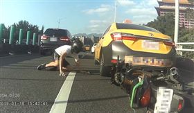 台北,新生高架,重機,白牌,違規,肇事責任。翻攝畫面