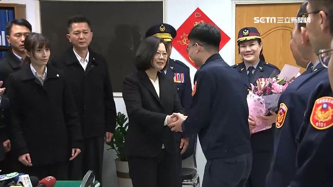 國道警遭撞縫400針！蔡英文暖探訪