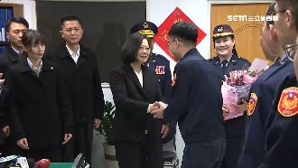 國道警遭撞縫400針！蔡英文暖探訪