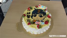 ▲球迷準備的林威助生日蛋糕。（圖／記者蕭保祥攝影）