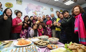 侯友宜訪東協廚房　新住民展看家本領備