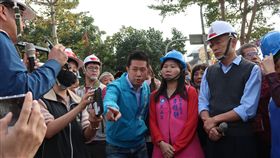 韓國瑜視察路平施工　要求各環節確實高雄市長韓國瑜（前右）21日視察路平施工情形並聽取簡報，他指示養工處務必嚴格控管品質，施工、驗收及後續養護等環節都要確實，也請大家一起來監督，全方位提升道路品質。中央社記者王淑芬攝　108年1月21日